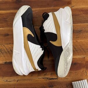 Nike Team Hustle D 10 basketball4.5 kids Sneakers